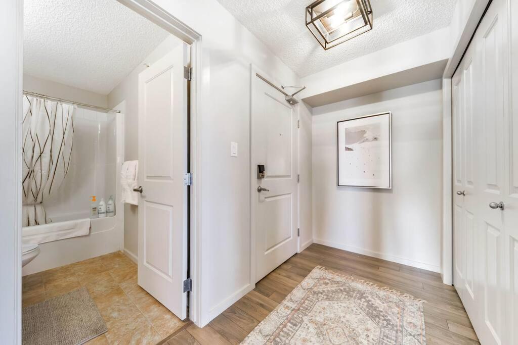 Bright Luxe Condo, Ac, Top Floor, King Bed, Balcony! Edmonton Exterior foto